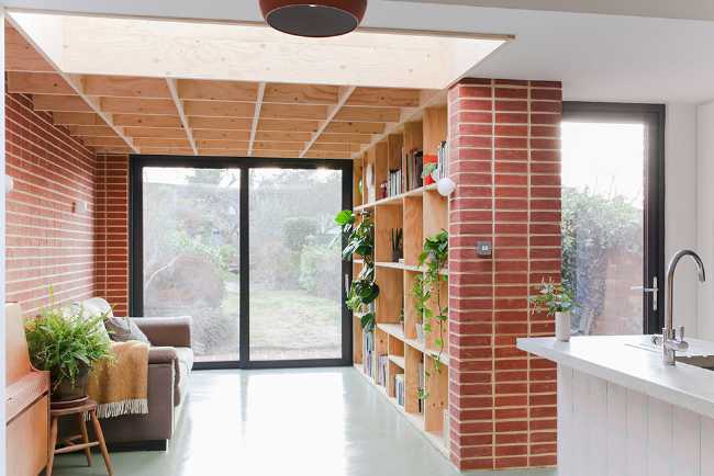 Estante de madera y ladrillos