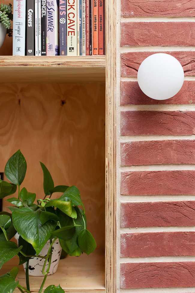 Detalle madera y ladrillos rojos