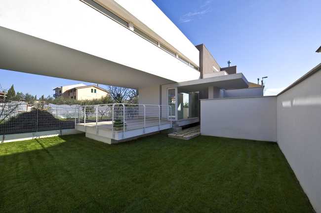 minimalist house volumes extension bridge