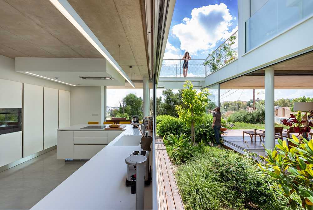 patio jardín piso madera vidriera