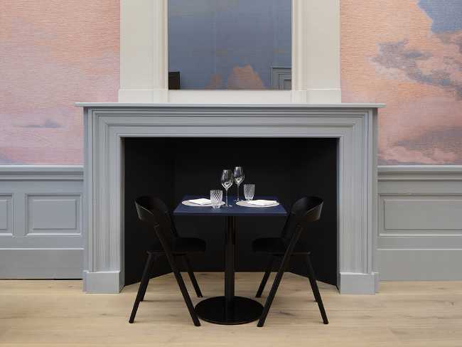 Felix Meritis Amsterdam cheminée table chaise tissu bleu