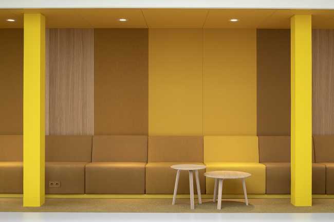 Felix Meritis Amsterdam assis banc jaune table basse en bois