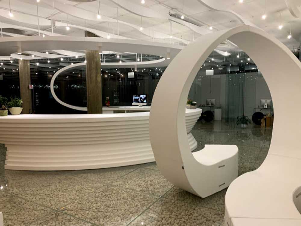 reception with sinuous shapes