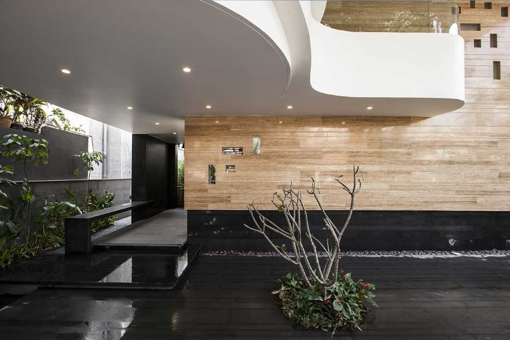 garden interior courtyard glass wood metal