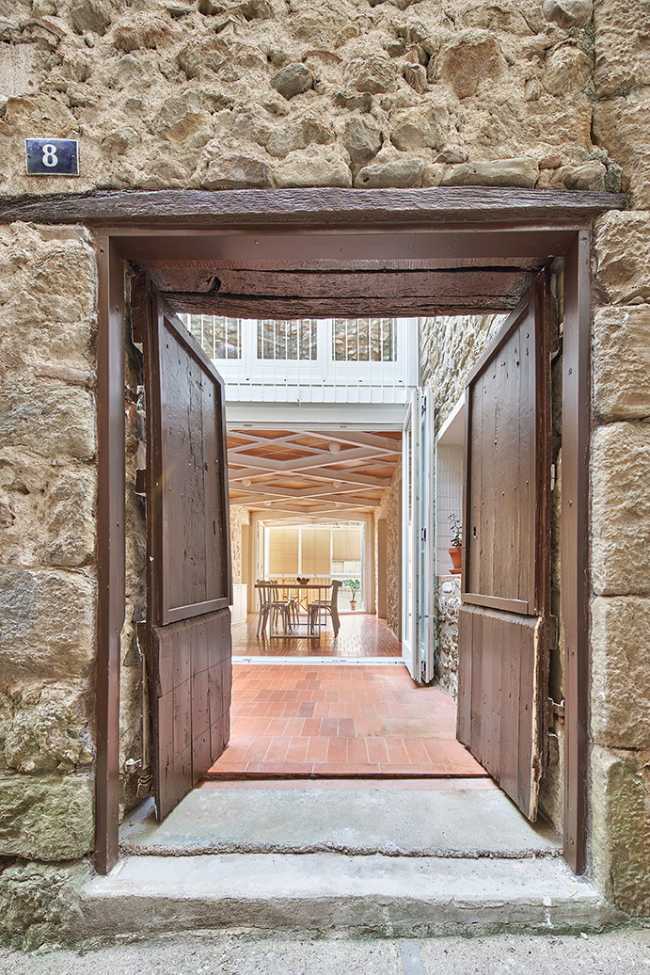 dettaglio ingresso pietra e legno