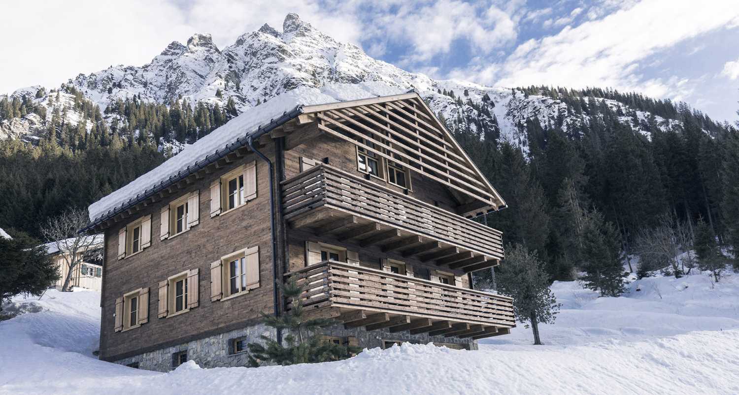 Baita in legno tra le montagne