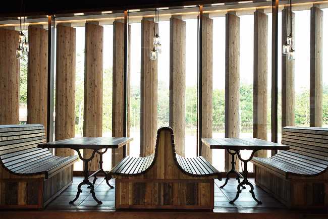 Asientos y mesa de madera