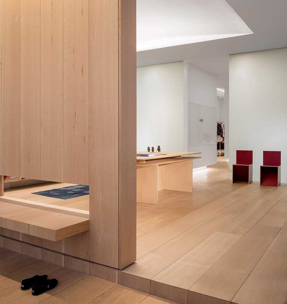 Loft industrial pour une photographe à New York. Plancher en chêne et détails en fonte d'acier