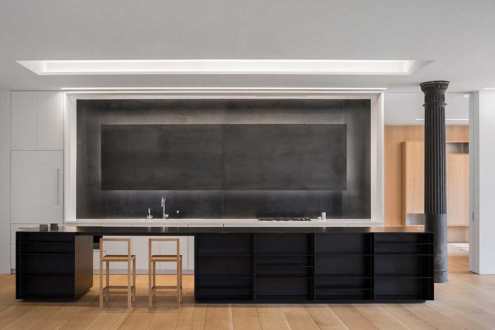 Loft industrial pour une photographe à New York. Plancher en chêne et détails en fonte d'acier