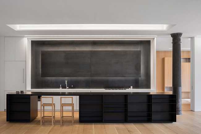 Loft industrial pour une photographe à New York. Plancher en chêne et détails en fonte d'acier