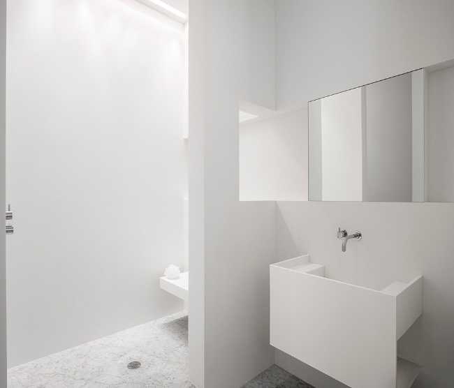 Loft industrial pour une photographe à New York. Plancher en chêne et détails en fonte d'acier