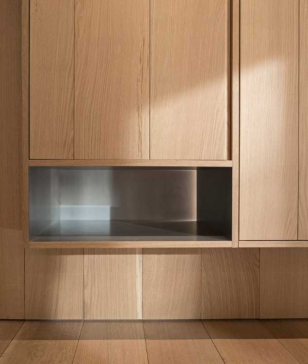 Loft industrial pour une photographe à New York. Plancher en chêne et détails en fonte d'acier