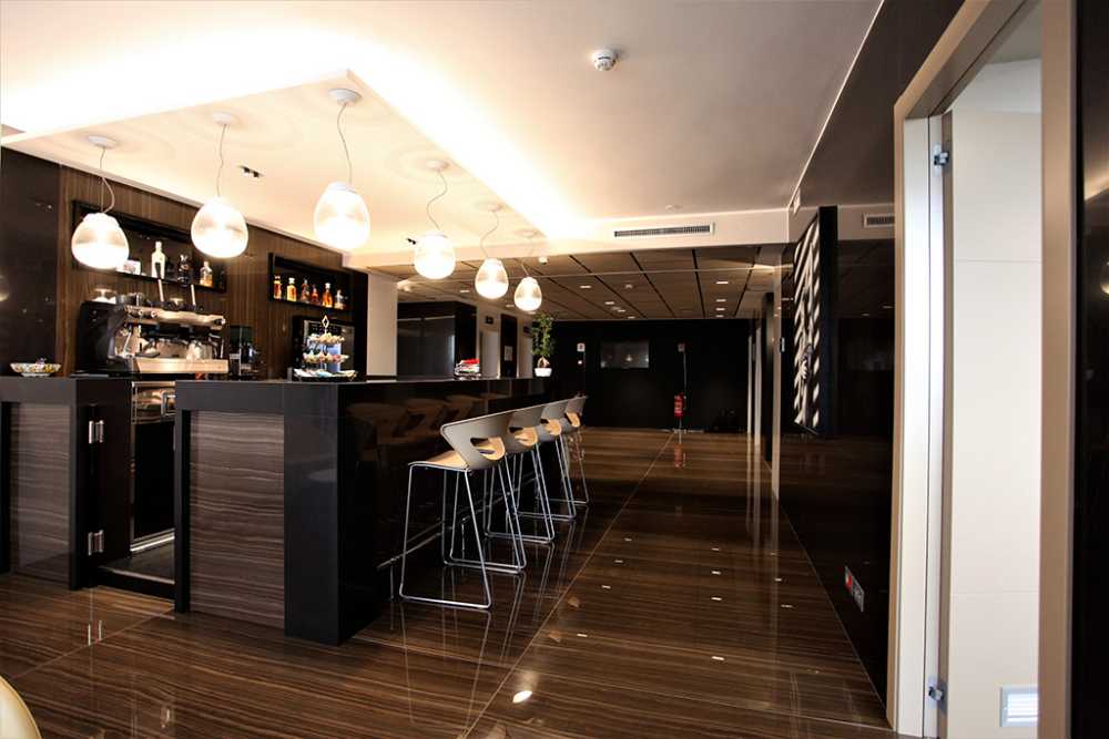 Offices for Pegaso University whit large-format slabs produced by Iris Ceramica