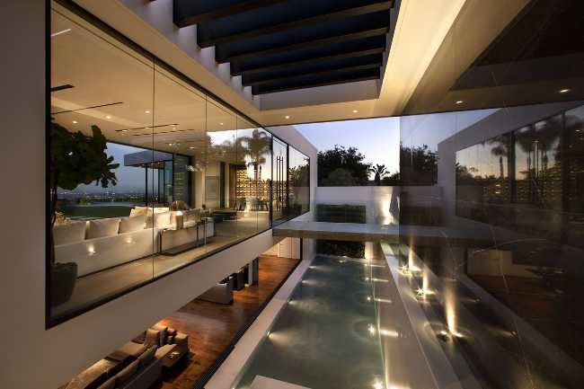 Piscine à débordement pour une luxueuse résidence à Los Angeles