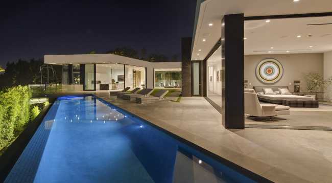 Piscine à débordement pour une luxueuse résidence à Los Angeles