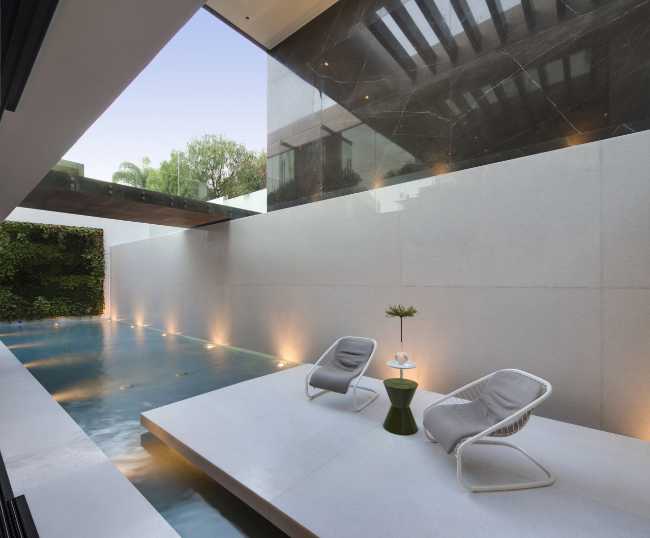 Piscine à débordement pour une luxueuse résidence à Los Angeles