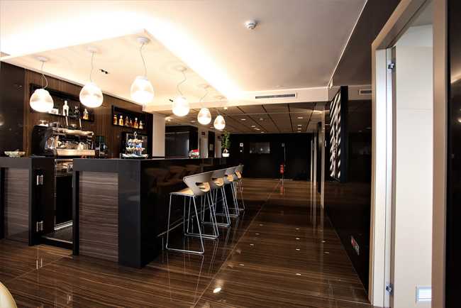 Offices for Pegaso University whit large-format slabs produced by Iris Ceramica