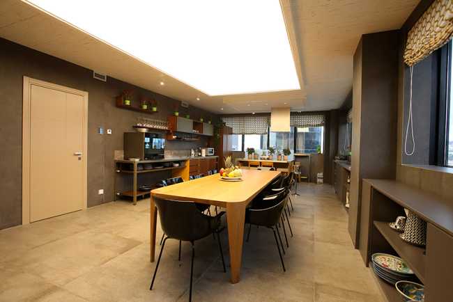 Offices for Pegaso University whit large-format slabs produced by Iris Ceramica