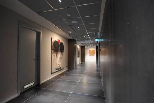 Offices for Pegaso University whit large-format slabs produced by Iris Ceramica