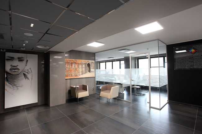Offices for Pegaso University whit large-format slabs produced by Iris Ceramica