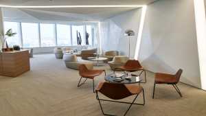 torre de oficinas acristaladas luz de techo