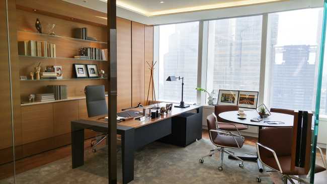 ufficio vetrata rivestimento parete legno