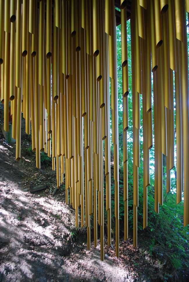 installazione musicale ponte foresta tubi alluminio