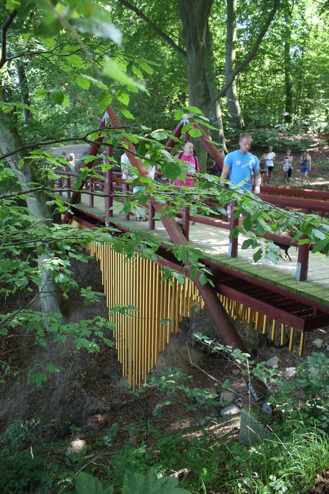 installazione musicale ponte foresta tubi alluminio