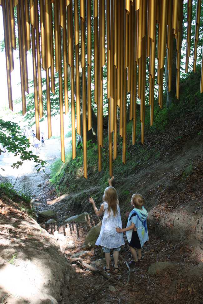 installazione musicale ponte foresta tubi alluminio