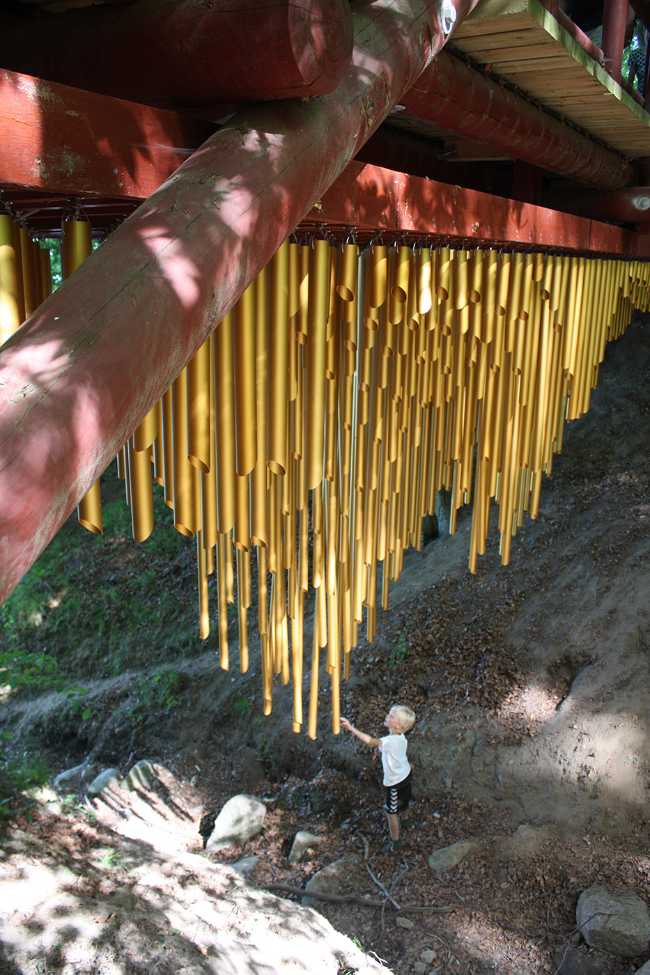 installazione musicale ponte foresta tubi alluminio