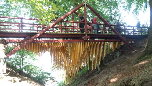 installazione musicale ponte foresta tubi alluminio