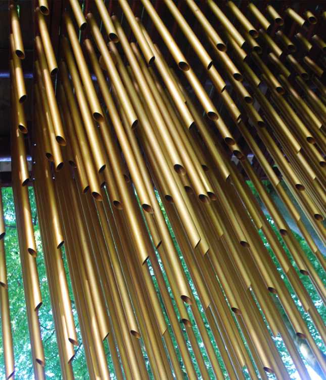 instalación musical puente bosque tubos de aluminio