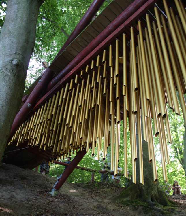 instalación musical puente bosque tubos de aluminio