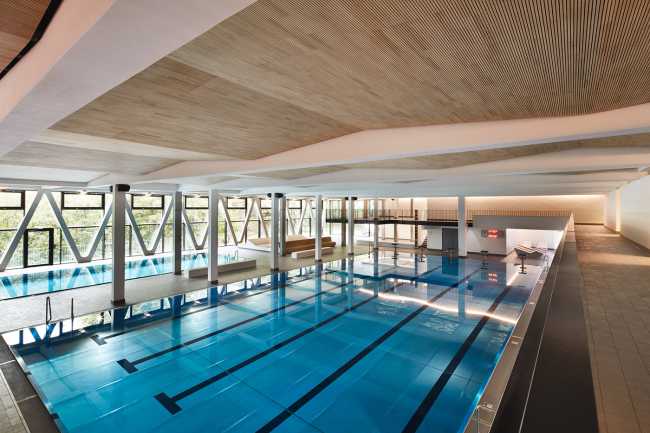 Piscina a waldshut con pannelli fonoassorbenti in legno Lignotrend