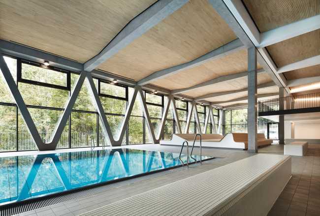 Piscina a waldshut con pannelli fonoassorbenti in legno Lignotrend