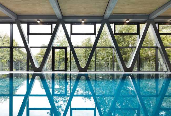 Piscina a waldshut con pannelli fonoassorbenti in legno Lignotrend