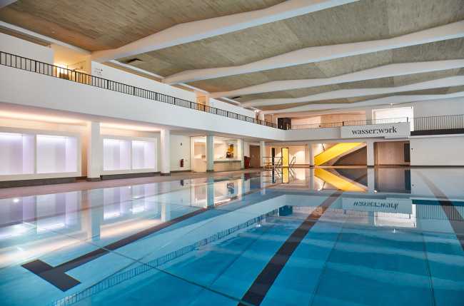 Piscina a waldshut con pannelli fonoassorbenti in legno Lignotrend