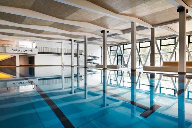 Piscina a waldshut con pannelli fonoassorbenti in legno Lignotrend