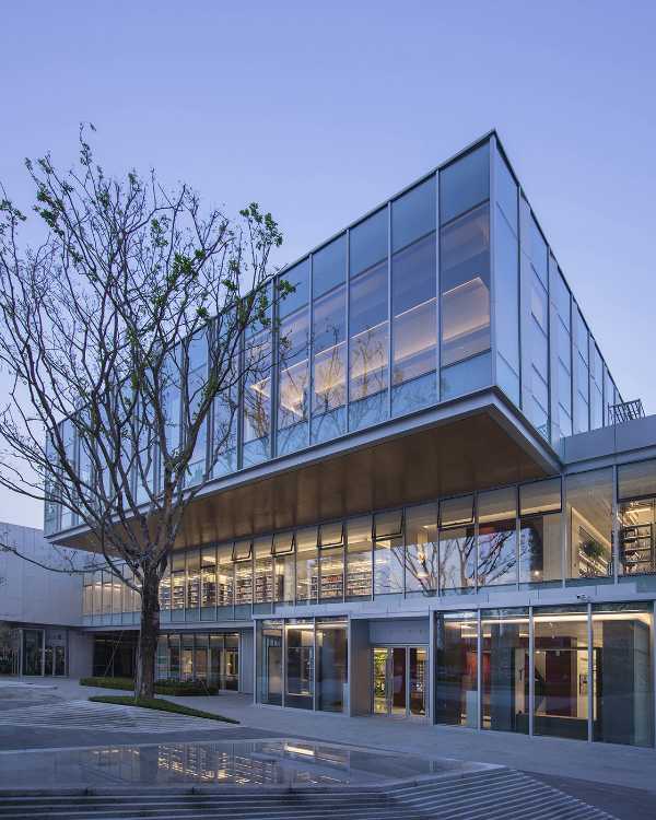 libreria facciata vetro