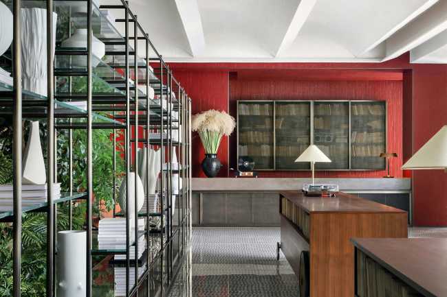 libreria metallo parete rossa