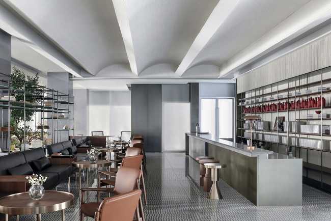 bancone bar acciaio sedute pelle