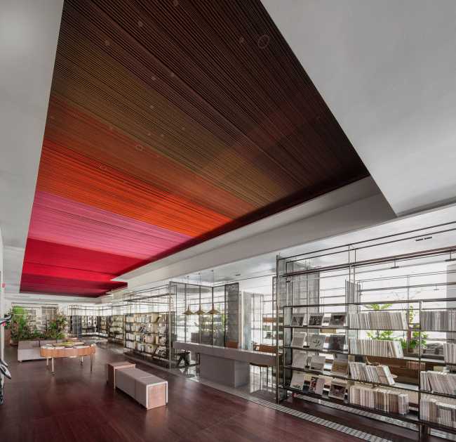 controsoffitto legno rosso libreria