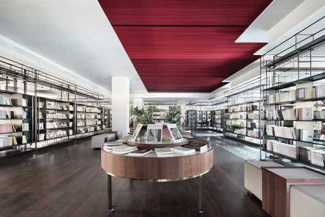 libreria soffitto legno rosso
