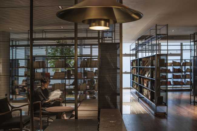 librerie acciaio sedute pelle tavolo basso