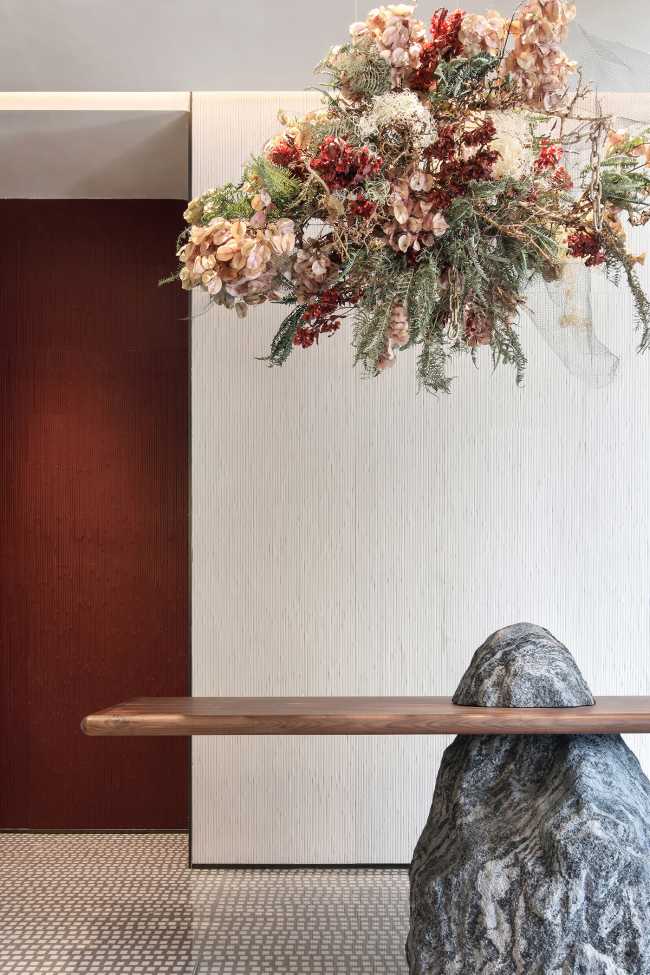 tavolo pietra e legno composizione floreale tetto