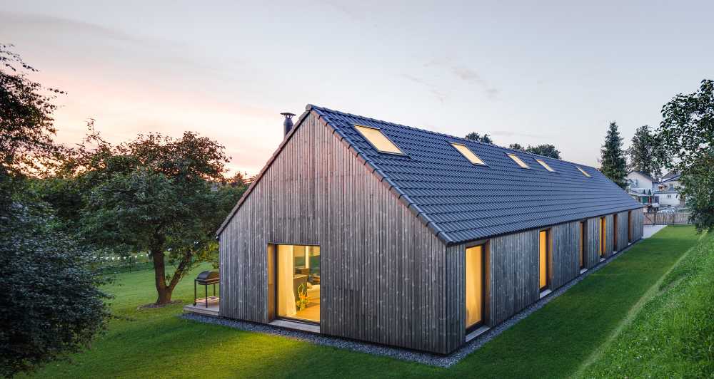 Maison familiale à Pavilnys, espace ouvert en bois au milieu de la nature