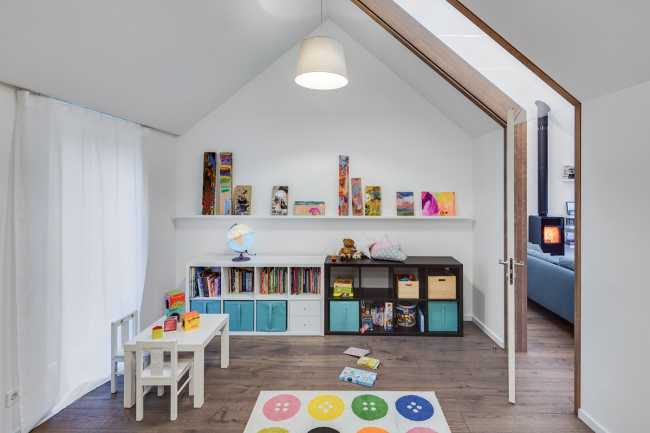 Family house in Pavilnys, open wooden space immersed in nature.