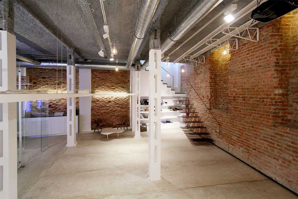 Almacén con pared de ladrillo