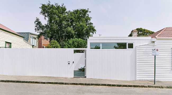 Abitazione bianca con recinzione