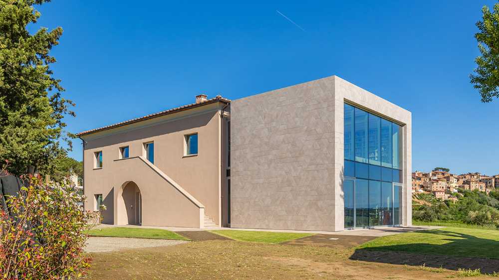 Biblioteca Peccioli with Porcelaingres Facade
